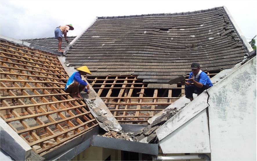 renovasi atap rumah renovasi bangunan rumah bali