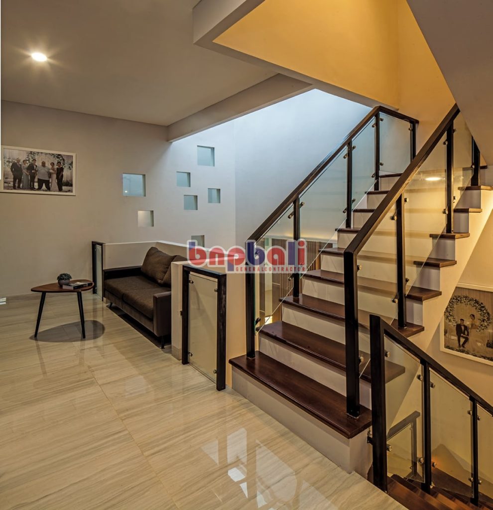 pemanfaatan ruang bawah tangga, desain interior minimalis modern