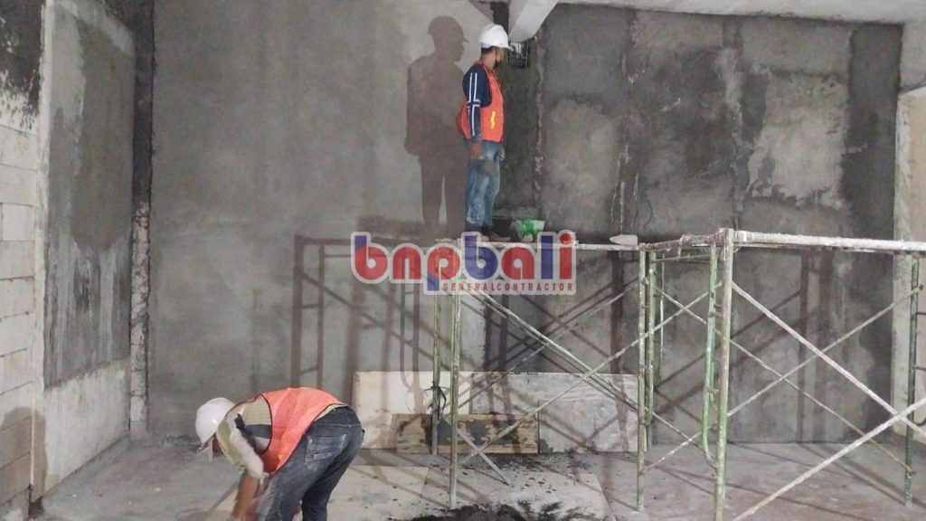 pekerja kontraktor sedang membangun bangunan, tugas dan tanggungjawab seorang kontraktor